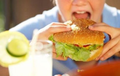 comer en exceso